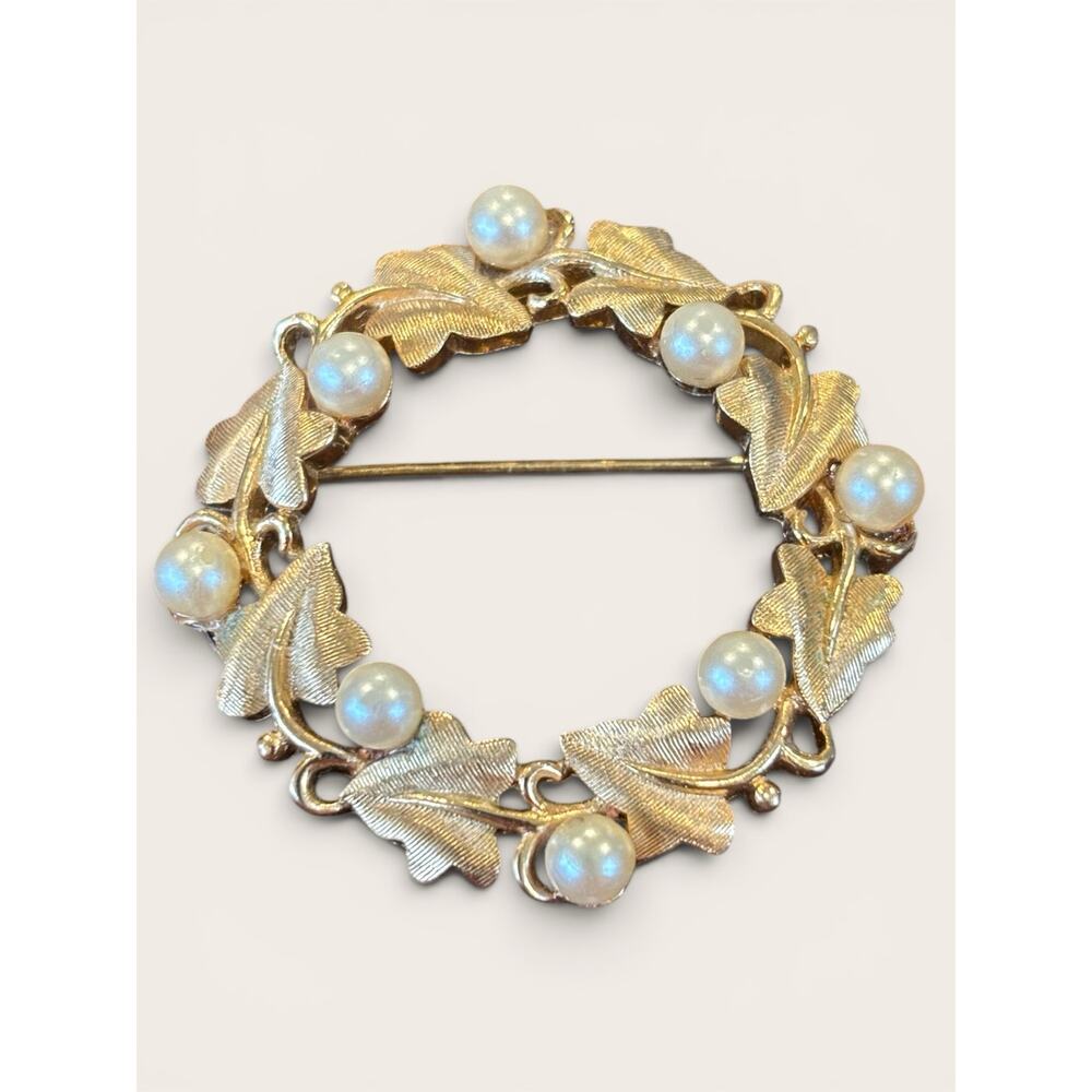 Gold Tone Pearl Oak Leaf Wreath Brooch 1960s Mid Century Circle Pin